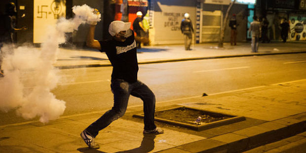 Demonstrant wirft während der Gezi-Park-Proteste 2015 von der Polizei verschossenes Tränengas zurück. Foto: Mstyslav Chernov, http://mstyslav-chernov.com/, CC BY-SA 3.0, via Wikimedia Commons