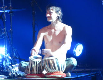 Party in Moers. James Muschler, der Trommler von Moon Hooch. Foto: Ulf Schleth