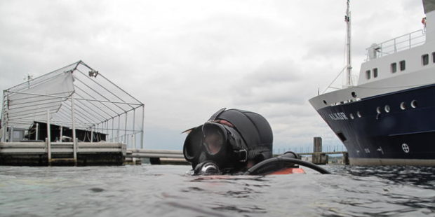 „Mit genug Adrenalin geht alles“: der Autor im Kieler Hafenbecken | Foto: Florian Kleinicke/FTZ CAU Kiel