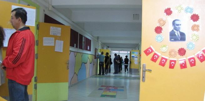 Ein Wahllokal in einer Istanbuler Grundschule. Auch hier darf Atatürk nicht fehlen. Foto: Ulf Schleth