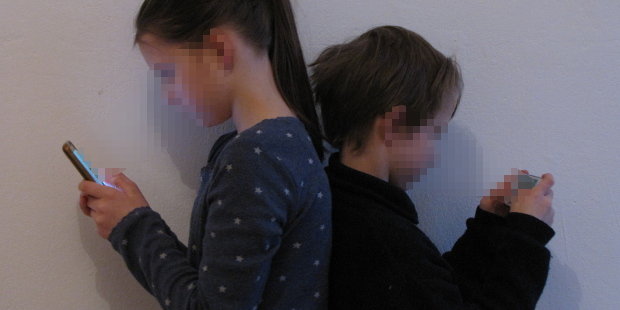 Viele Eltern schenken ihren Kindern ein Smartphone, um Ihnen etwas gutes zu tun ... (Foto: Ulf Schleth)