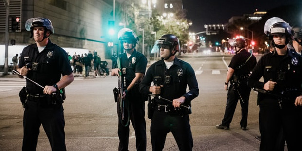 Polizisten in Los Angeles, CA, USA. Foto von Sean Lee/Unsplash